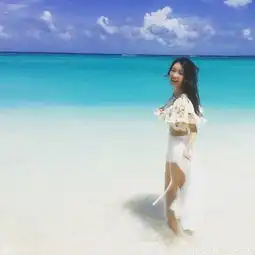 张子萱晒海滩照大露小蛮腰毫无孕相