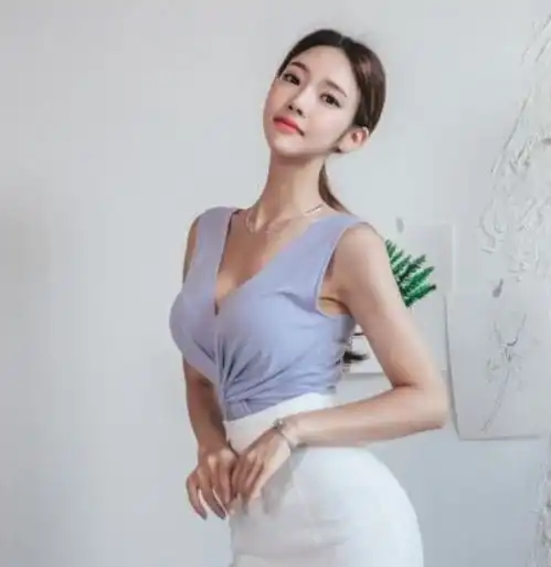 苗条俏皮的紧身裙美女,蜂腰细腿,吸引力十足