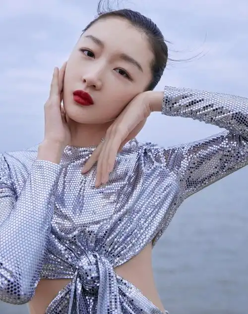 周冬雨成周金雨后风格大变,爱上性感打扮做自己,这谁认得出