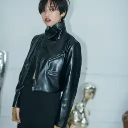冷酷头像女照片机车皮衣