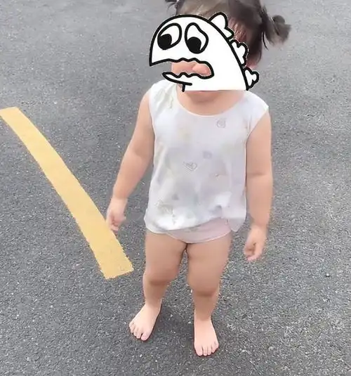 光脚小女孩痛哭找妈妈,好心人帮忙,找到父亲后,真相令网友愤怒