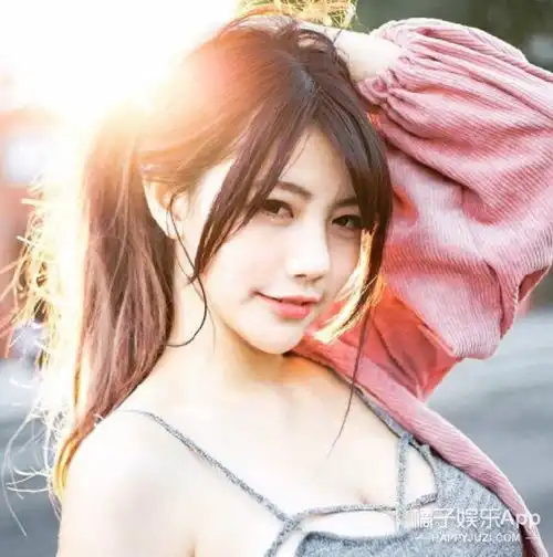 她是和袁惟仁传绯闻的大学校花,被称为g奶女神曾火到日本