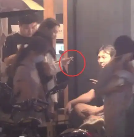 王思聪大街上和美女热聊,女生撞型孙一宁,当街吸烟不避讳
