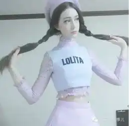 英国美女学中国网红玩剪刀手嘟嘴自拍画风诡异