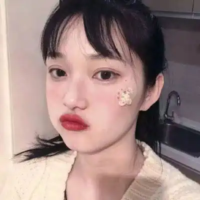 爱戴笑容的女生头像