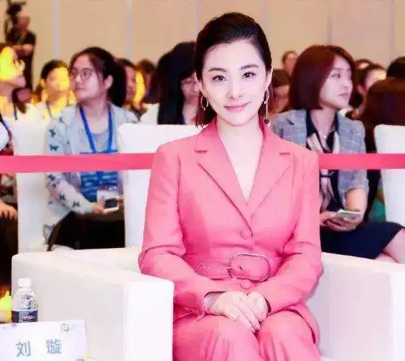 36岁结4次婚,却嫁给同一人,老公身份曝光,她嫁得比郭晶晶还好