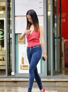 美女简单背心搭配牛仔裤,身材真是一级棒