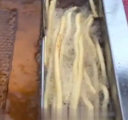 男子在街边卖加长版薯条,用土豆泥制成,味道比肯德基的好多了