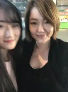 网友街头偶遇大小s,小s不停讲电话,大s长发披肩站一旁超少女