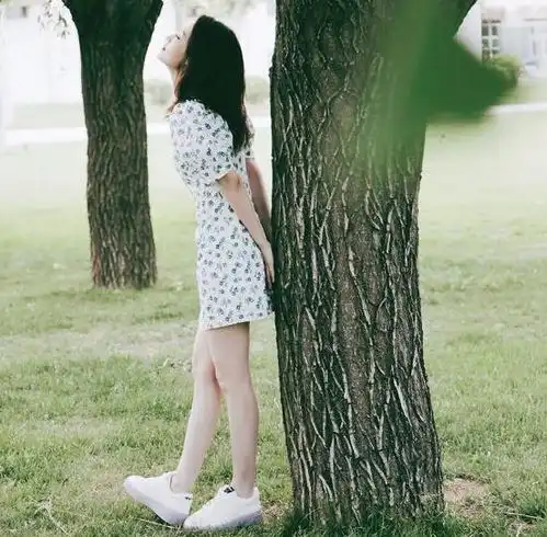李沁化身氧气女神,穿碎花裙配运动鞋,带火夏日搭配新组合