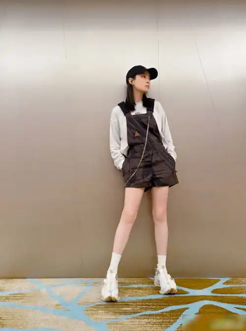 颜值高就是任性宋茜拿碎花裙配jk鞋,不仅不土还贼时髦