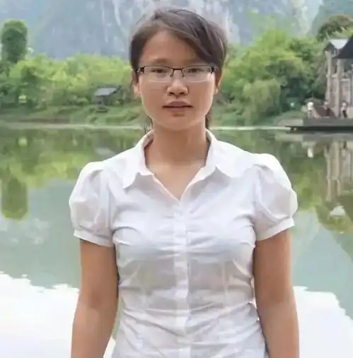 学生女头像何思云