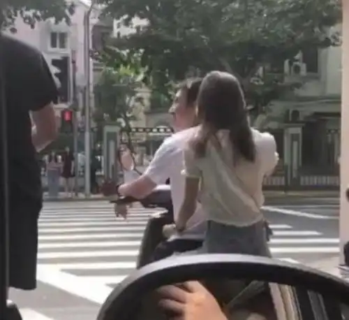 王思聪带美女吃蛋炒饭穿名牌直接坐地上,手拿儿童气球抢镜