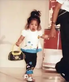 萌哭着走秀的女孩长大了,表情包男孩也上学了