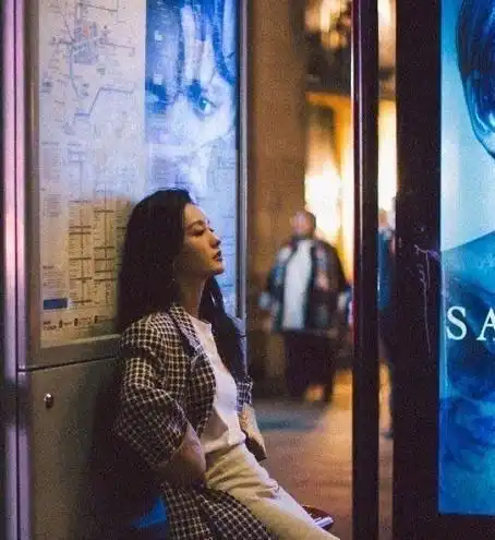 李沁少女感十足,简单黑白服装时尚感很强,有种眼花缭乱的清新感