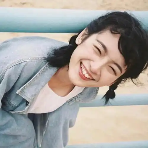 爱笑的女孩落幕下的花店玫瑰将荒野的故事告诉风烟