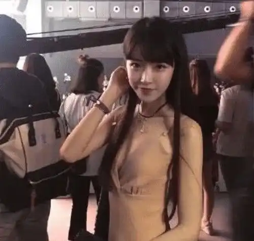 还记得一拍成名的剪刀手女孩吗被富二代看中后,她现状如何