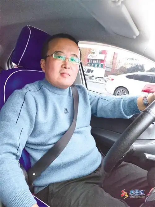 龙口好心的哥两次冲进冰海救起轻生女子
