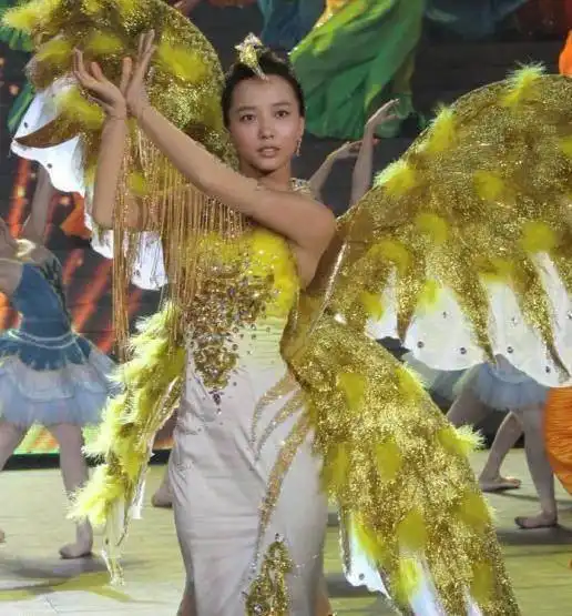 angelbaby光瞪眼就拿8000万,而她出道10年,却连房都买不起