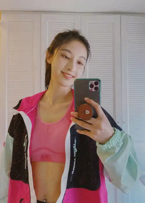 张俪哪像36岁的人,穿运动装秀马甲线,腿更是细得没一丝赘肉