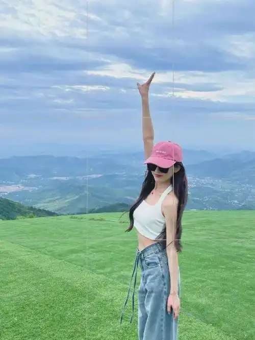 夏天爬山怎么拍照好看山顶拍照姿势合集,景美人更美