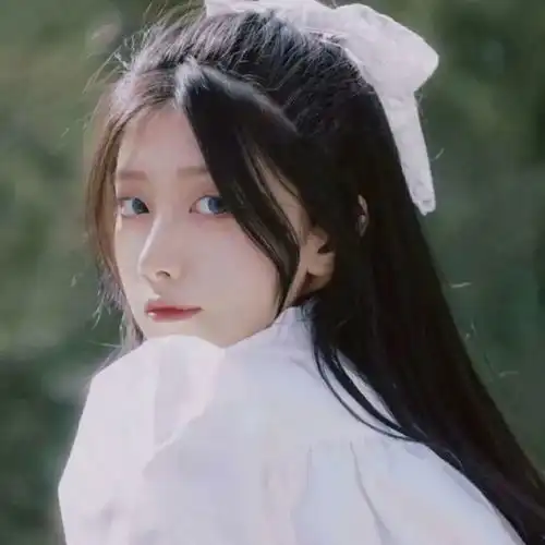 简单干净的女生头像这个世界乱糟糟,而你干干净净