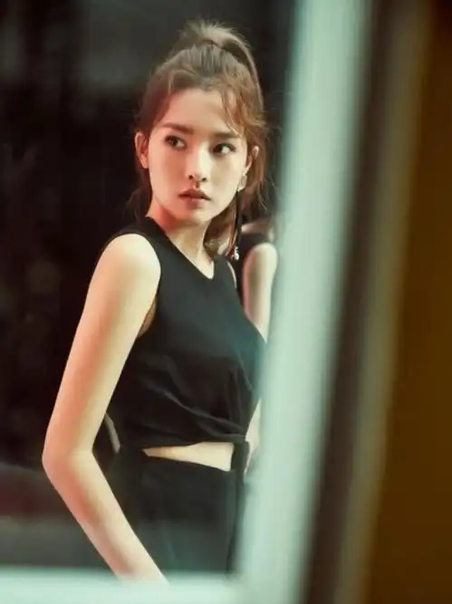 陈语安驾吴克群300万豪车买外卖,气质不输何超莲,情敌变同行