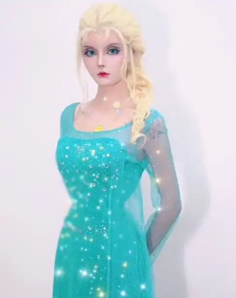 真人芭比迪丽拉聚会,素颜亮相暴露真实颜值,全程提拉眼角不敢做表情