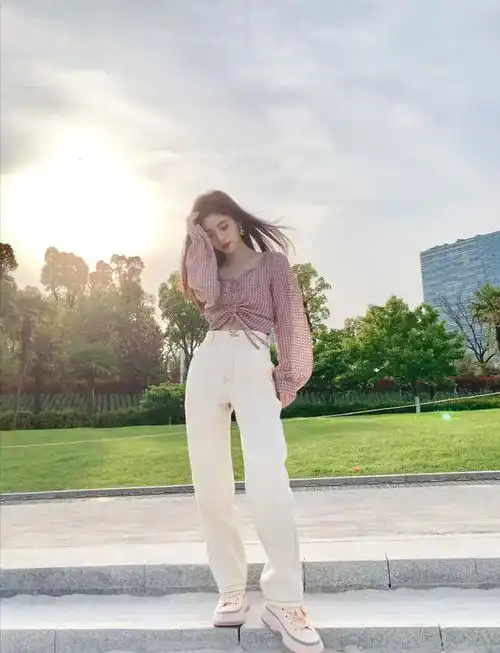 鞠婧祎太会穿,上短下长显露纤细腰肢,小个子女孩必学的穿搭技巧