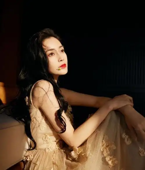 被baby最新写真惊艳到了,穿雾霾紫抹胸纱裙仙气十足气质优雅迷人