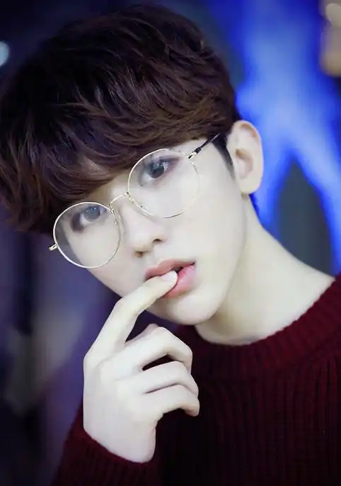 范冰冰弟弟范丞丞首支mv只出现了1秒,站c位的是这位鲜肉