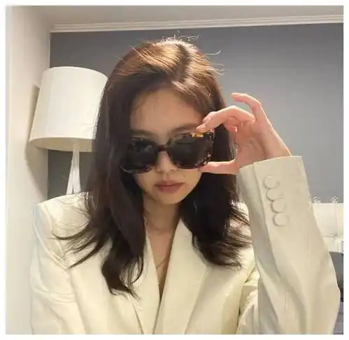 人间香奈儿金智妮晒照,性感锁骨直角肩抢镜,网友身材真太好了