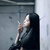 抽烟网图女生头像霸气真人网图女生霸气抽烟头像