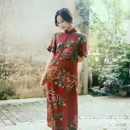 穿上旗袍的女子是诗中的花心之舞