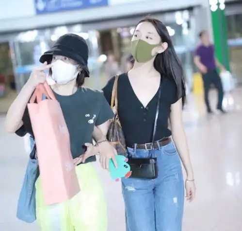 张雪迎的小虎牙可爱不身穿条纹t恤配黑色背带裤,少女感十足