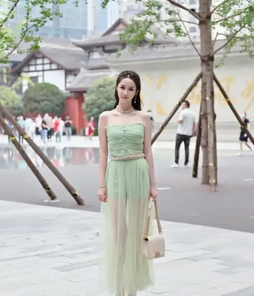 不要再说穿搭是难事,时尚的女孩都懂抹胸衫,气质十分完美