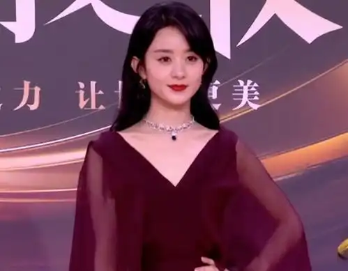 微博之夜女星造型迪丽热巴两套都惊艳,赵丽颖却显得十分老气