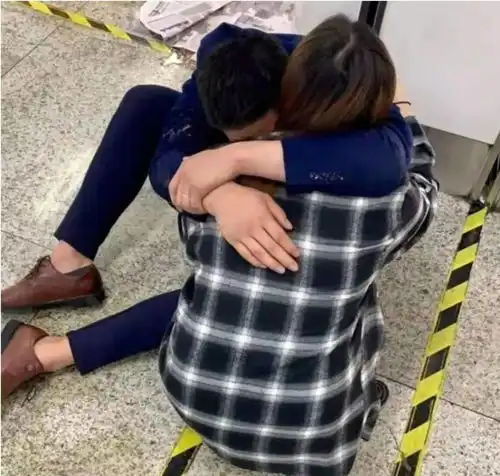 猝死的23岁女孩刚下葬,拒绝996的应届生被辞退