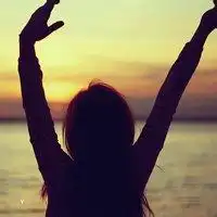 微信头像坐在海边的美女