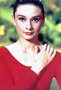 赫本穿本命年秋衣做瑜伽,宇宙美人优雅一生,你学会了吗