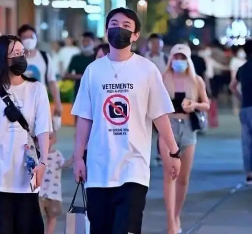 王思聪与美女街头亲密,将女方搂怀中避寒风好亲昵,霸道总裁范十足