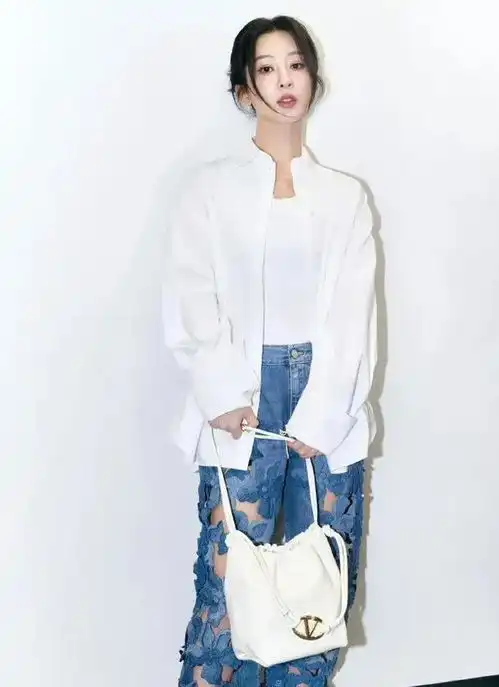 杨紫白衬衫破洞裤,美出圈简约中不失优雅妥妥的最佳女友