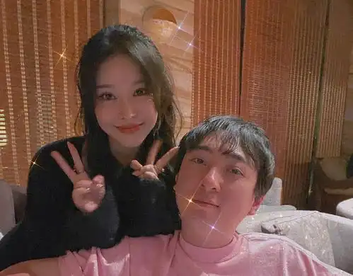 王思聪开派对庆33岁生日,现场美女如云,开私人飞机接送阵仗大