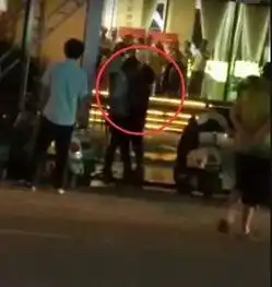陆川,男子当街持刀捅伤一女子,捅完还亲吻现场图