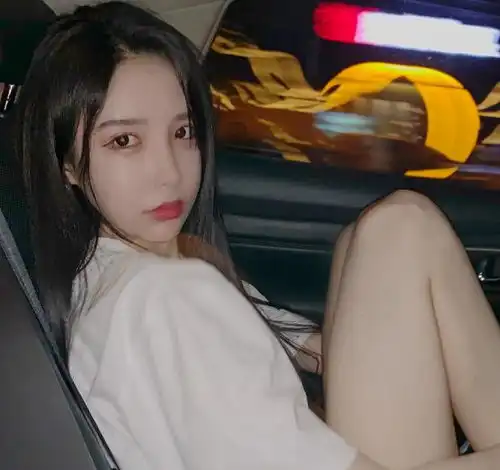 女装大佬艾比的生图比精修图都美看清这一动作后,女神无疑了