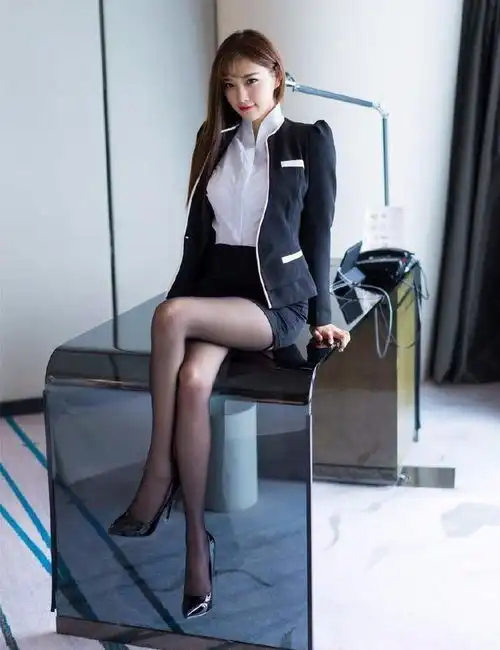 小姐姐职业装配高跟黑丝袜,展现出不同的气质,更加性感迷人