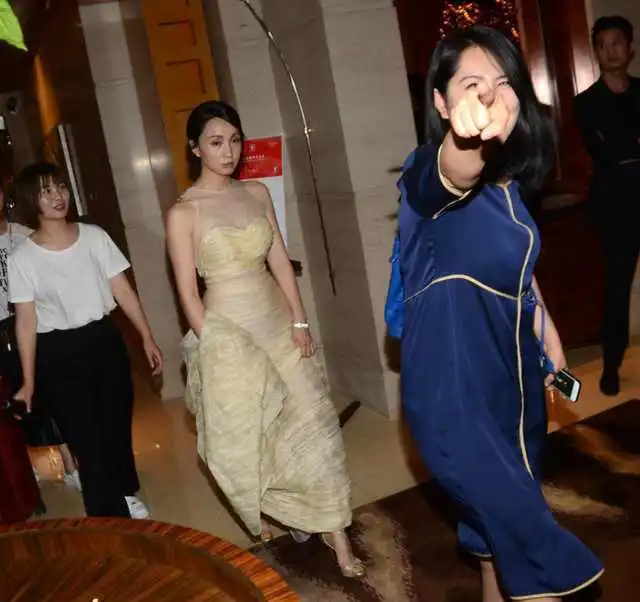 陶虹这样穿太尴尬,裙摆太长了,女助理都急红了眼