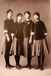 身着新潮校服文艺范十足民国时期的女生