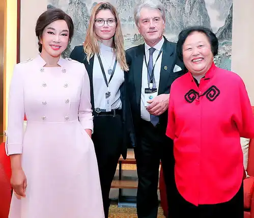 64岁刘晓庆好会穿,穿粉色连衣裙优雅端庄,好气质胜过20岁少女