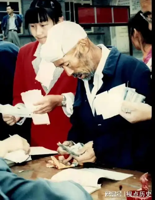 90年代初,陕北老农送女儿读中专时的珍贵留影